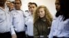 Israël maintient une jeune militante palestinienne en prison jusqu'au procès