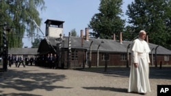 Папа Франциск у нацистському таборі Auschwitz біля польського міста Освенцім