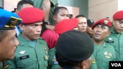 Serda Ucok Tigor Simbolon (paling kiri berbaret merah) di depan para pendukungnya di Pengadilan Militer II-11 Yogyakarta, 5 September 2013 (VOA/Nurhadi)