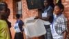 Le personnel vérifie la boîte pour le référendum sur une réforme constitutionnelle controversée à Ngozi, au nord du Burundi, le 17 mai 2018.
