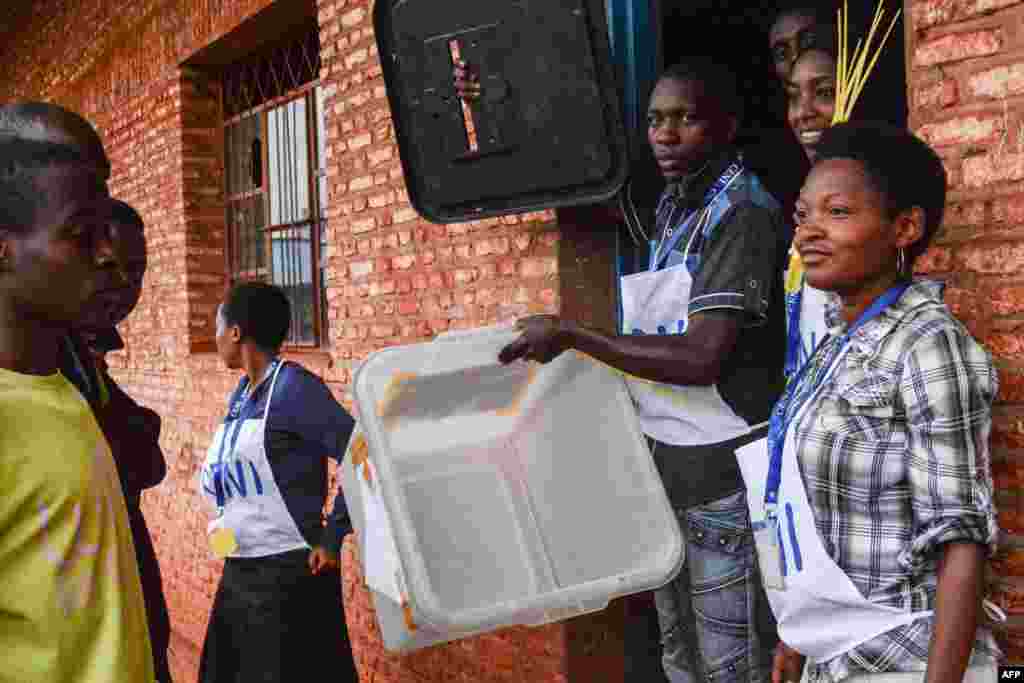 Le personnel vérifie l&#39;urne pour le référendum sur la réforme constitutionnelle controversée à Ngozi, au nord du Burundi, le 17 mai 2018.