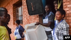 Le personnel vérifie l'urne pour le référendum constitutionnel controversé à Ngozi, Burundi, le 17 mai 2018.