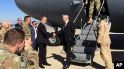 짐 매티스 미국 국방장관(가운데)이 20일 바그다드 국제공항에 도착해 더글러스 실리먼 이라크 주재 미국 대사의 환영을 받고 있다.