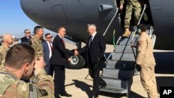 El secretario de Defensa, James Mattis, es recibido en Irak por el embajador estadounidense, Douglas Silliman a su llegada a Bagdad.