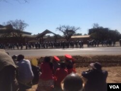 Amapholisa ahlalisa abantu phansi phandle kweZITF abafuna ukuthi kugcotshwe inkosi yesizwe sikaMthwakazi.