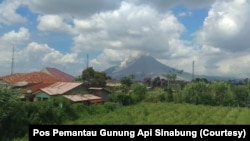 Gunung api Sinabung di Kabupaten Karo, Sumatera Utara, yang mengalami erupsi dengan meluncurkan awan panas guguran sejauh 2,5 kilometer, Sabtu 6 Februari 2021. (Foto: Courtesy/Pos Pemantau Gunung Api Sinabung)