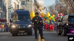 지난해 11월 뉴욕에서 열린 추수감사절 퍼레이드 출발 지점에 무장한 경찰이 서있다.