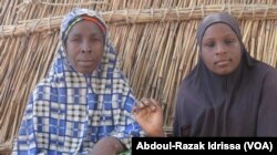 Souyeba, une jeune fille handicapée, et sa mère, à Diffa, le 17 janvier 2018. (VOA/Abdoul-Razak Idrissa)