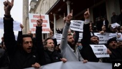 Para anggota kelompok Islamis melakukan unjuk rasa di Istanbul, usai melakukan shalat jenazah bagi Said dan Cherif Kouachi (16/1).