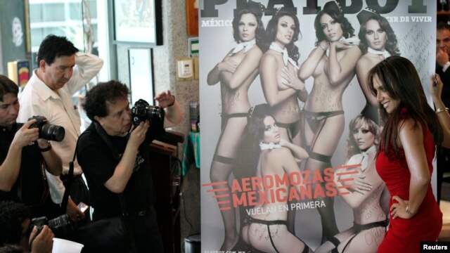 La exazafata de Mexicana Airlines, Ofelia Fernández, posa para los fotógrafos luego de firmar un poster con la portada de una revista Playboy en la que participó.