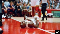 Carl Herrera se convirtió en el primer venezolano en jugar en la NBA. Debutó con el uniforme de los Rockets de Houston.