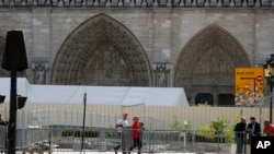 El plomo se encontró en el área que rodea Notre Dame después del incendio, el pasado 15 de abril, destruyendo las torres de la estructura y partes del techo. 