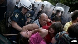 Polisi anti huru-hara Yunani mengamankan beberapa demonstran anti langkah penghematan pemerintah di Athena (foto: dok).