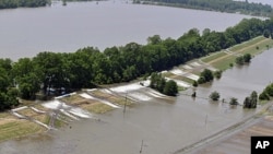 An aerial view of the areas along the levee that are topping over in Lake Providence , Louisiana, May 12, 2011