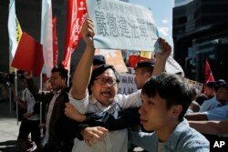 지난달 29일 홍콩 거리의 시위대가 중국 당국의 저소득층 강제 퇴거 조치에 반대하는 시위를 벌이고 있다.