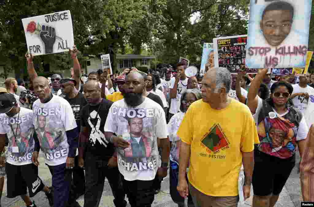 Michael Brown Sr. (tengah) memimpin pawai memorial untuk mendiang putranya, Michael Brown, di Ferguson, Missouri (8/8). (Reuters/Rick Wilking)