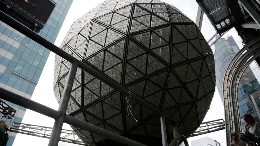 El globo de cristal Waterford que ayudará al conteo de los últimos minutos de 2016 descansa en el tope de un edificio de Times Square, en Nueva York, a la espera de su descenso el 31 de diciembre.