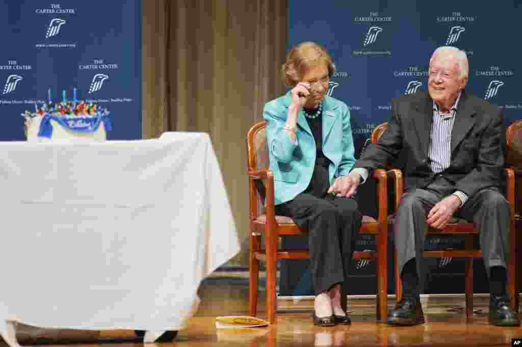 Cựu Tổng thống Mỹ Jimmy Carter (phải) cầm tay vợ Rosalynn khi bà lau mắt trong lúc họ lắng nghe ca khúc "Imagine" của John Lennon trong dịp kỷ niệm sinh nhật lần thứ 90 của ông, ở Atlanta, Georgia. 