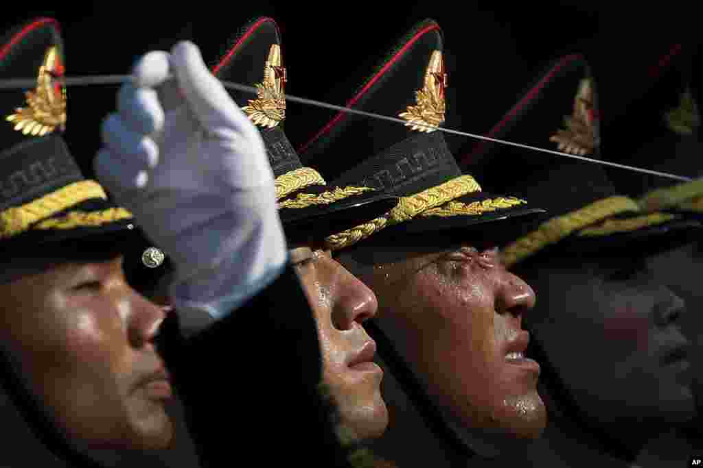 Chinese honor guard members prepare for a ceremony to welcome Colombia&#39;s President Ivan Duque at the Great Hall of the People in Beijing, China.