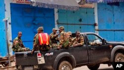 Pasukan Liberia melakukan patroli di distrik West Point, Monrovia yang diberlakukan karantina ebola (20/8). 