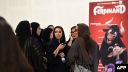 Perempuan Saudi berkumpul di sebuah bioskop di pusat perbelanjaan Riyadh Park setelah pemerintah Arab Saudi membuka bioskop untuk umum, di Riyadh, 30 April 2018.