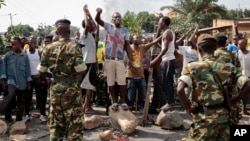 Những người biểu tình đối đầu với lực lượng an ninh trong cuộc biểu tình chính trị ở thủ đô Bujumbura.