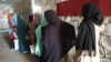 Decenas de mujeres reciben licencias de conducir en Afganistán