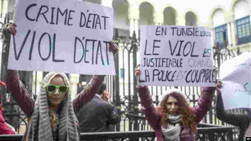 (Photo d&#39;archives du lundi 31 mars 2014). Des tunisiennes manifestent devant le palais de justice où trois policiers font face à des accusations de viol d&#39;une femme de 27 ans, à Tunis, Tunisie. 
