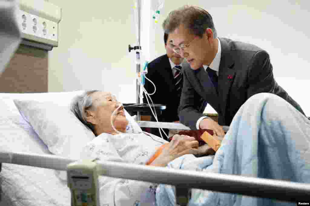Presiden Korea Selatan Moon Jae-in mengunjungi Kim Bok-dong, yang pernah dipaksa bekerja sebagai wanita penghibur tentara Jepang pada Perang Dunia II, di sebuah rumah sakit di Seoul.