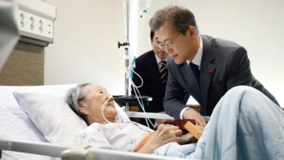 TT Hàn quốc Moon Jae-in gặp gỡ bà Kim Bok-dong, một phụ nữ Triều Tiên bị bắt cóc để phục vụ tình dục binh sĩ Nhật Hoàng trong thời chiến. tại một bệnh viện ở Seoul, Hàn quốc. Blue House/Yonhap via REUTERS 