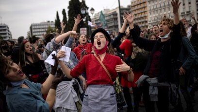 Người dân nhảy múa và ca hát kỷ niệm Ngày Quốc tế Phụ nữ trước Quốc hội tại Athens, Hy Lạp, ngày 8/3/2021. 