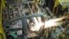 Một robot đang hỗ trợ lắp ráp xe hơi tại nhà máy của General Motors.