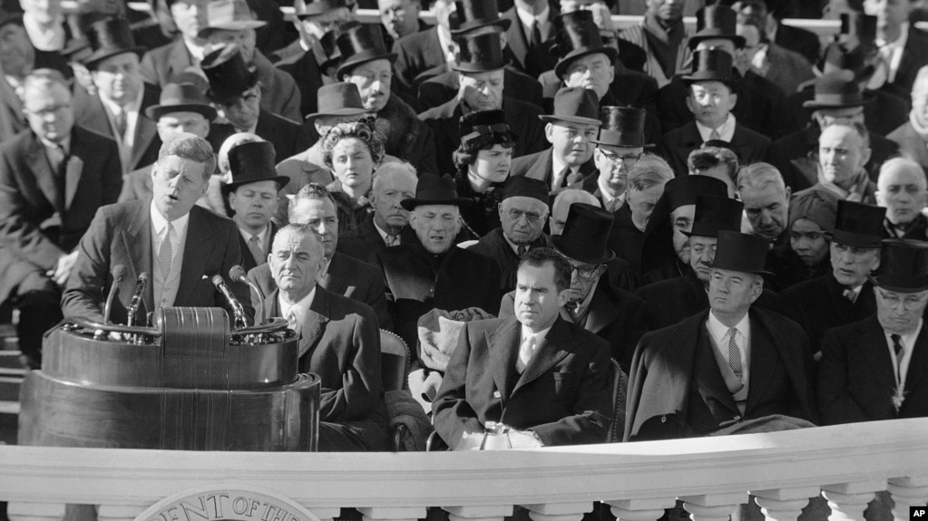 资料图：肯尼迪总统1961年1月20日发表就职演说。他在那次演说中号召美国人“为迎接黎明肩负起长期的斗争”。(photo:VOA)