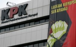 Sebuah banner berisi ajakan kepada seluruh warga untuk melawan korupsi dipasang di tembok kantor KPK di Jakarta (foto: dok).