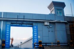 Gerbang yang secara resmi dikenal sebagai pusat pendidikan keterampilan vokasi di Dabancheng, di Daerah Otonomi Uighur Xinjiang, China, 4 September 2018. (Foto: REUTERS/Thomas Peter)