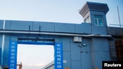 Sebuah gerbang yang menurut China sebagai pusat pendidikan keterampilan kejuruan di Dabancheng, di Daerah Otonomi Uighur Xinjiang, China, 4 September 2018. (Foto: REUTERS/Thomas Peter)
