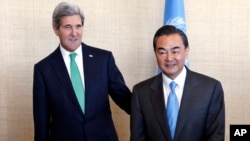 中國外交部長王毅星期四在紐約和美國國務卿克里會晤(2013年9月25日資料照片)