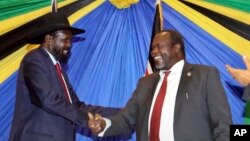 Poignée de main entre le président sud-soudanais Salka Kiir et le chef de la rébellion Machar Riek, à Arusha, Tanzanie, 21 janvier 2015