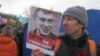 Санкт-Петербург: портрет Бориса Немцова у Вечного огня