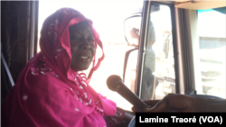 Massata Cissé dans son camion, à Ouagadougou, au Burkina Faso.(VOA/Lamine Traoré)