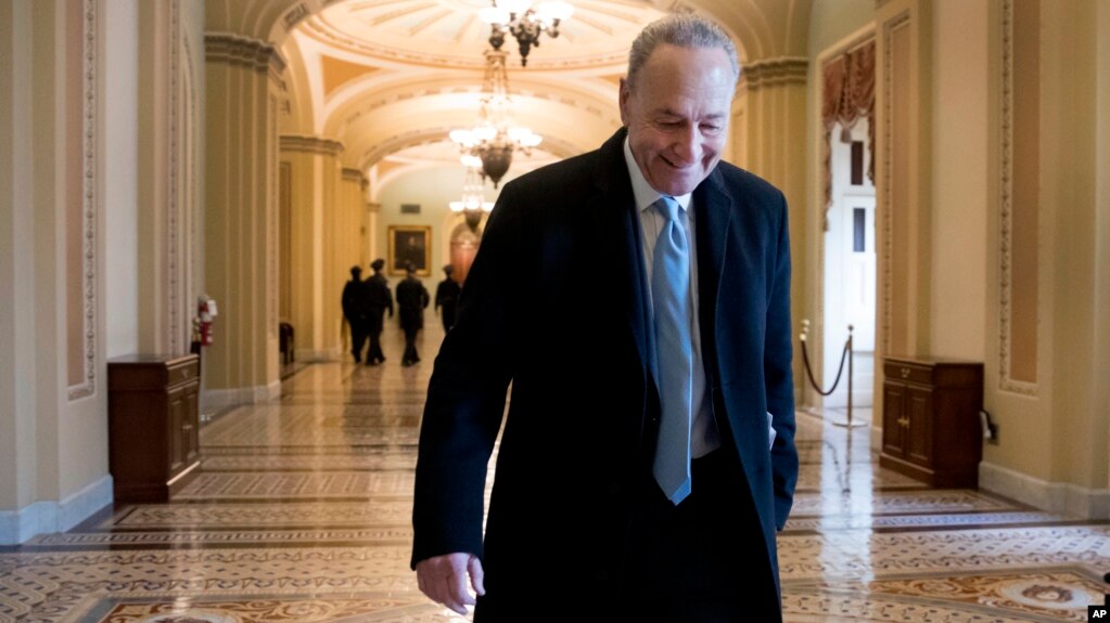El líder de la minoría del Senado, Chuck Schumer, objetó la pretensión republicana de iniciar el debate sobre el DACA con el tema de las ciudades santuario.