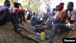 Un grupo de civiles se refugia de la violencia en un complejo de Naciones Unidas en las afueras de Juba, capital de Sudán del Sur.