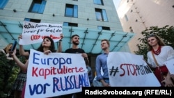 Акция протеста против восстановления прав российской делегации в ПАСЕ перед зданием посольства Германии в Киеве. 25 июня, 2019 г.