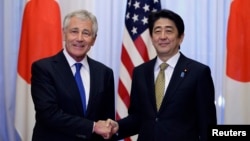 U.S. Defense Secretary Chuck Hagel (L) and Japan's Prime Minister Shinzo Abe before their meeting in Tokyo, April 5, 2014. 