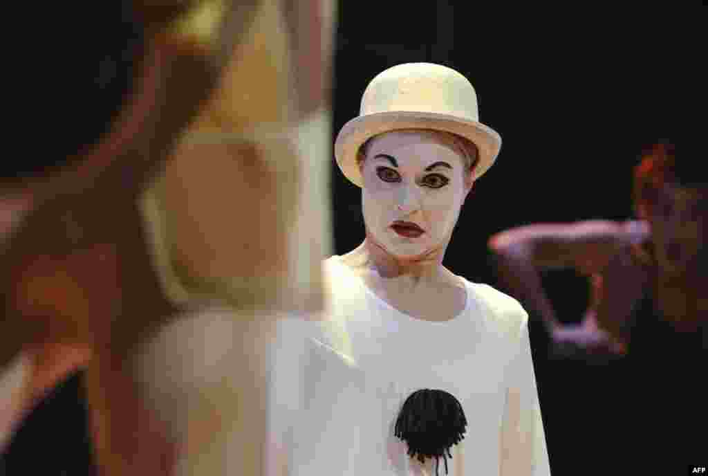 Король в костюме клоуна