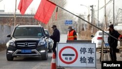 由於新冠疫情的再次爆發，北京通往河北省的郊區村鎮道路被管制。（2021年1月12日）