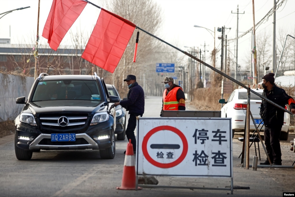 北京通往河北省的郊区村镇道路被封。（2021年1月12日）(photo:VOA)
