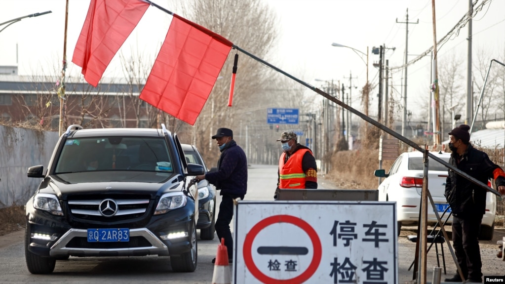 为阻止新冠疫情扩散，北京通往河北省的郊区村镇道路被封。（2021年1月12日）(photo:VOA)