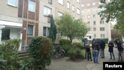 10일 독일 경찰이 폭탄공격 모의 용의자를 체포한 라이프치히 아파트 앞에 기자들이 모여있다.