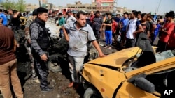 Pasukan keamanan dan warga setempat memeriksa lokasi ledakan bom mobil di sebuah pasar di Sadr City, Irak (17/5). 
